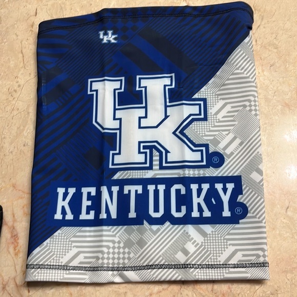 University of Kentucky wrap/scarf. NWT, can be worn 6 different ways. - Picture 5 of 7